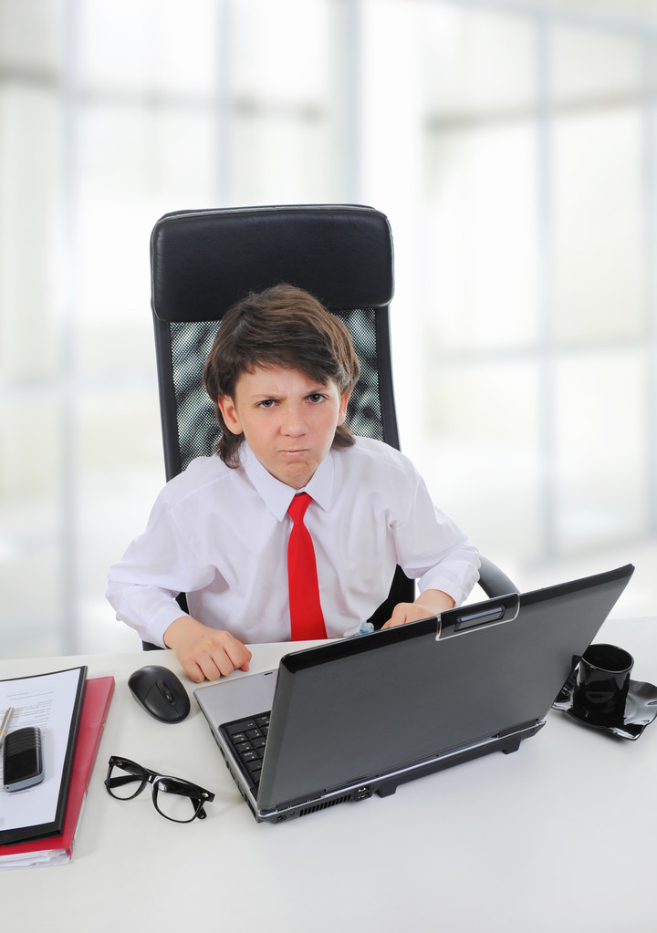 jonge zakenman met behulp van een laptop - Foto, afbeelding