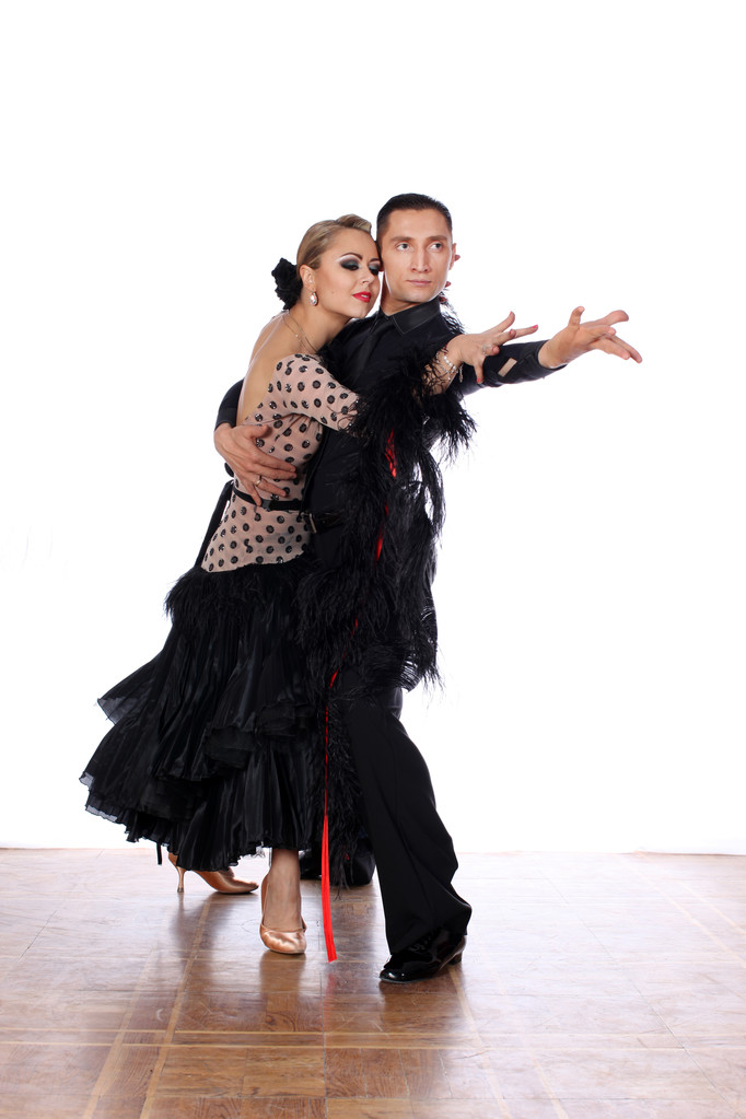 Latino tancerzy w sali balowej na białym tle - Zdjęcie, obraz