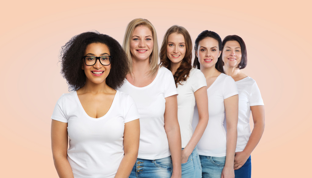 группа счастливых женщин в белых футболках - Фото, изображение