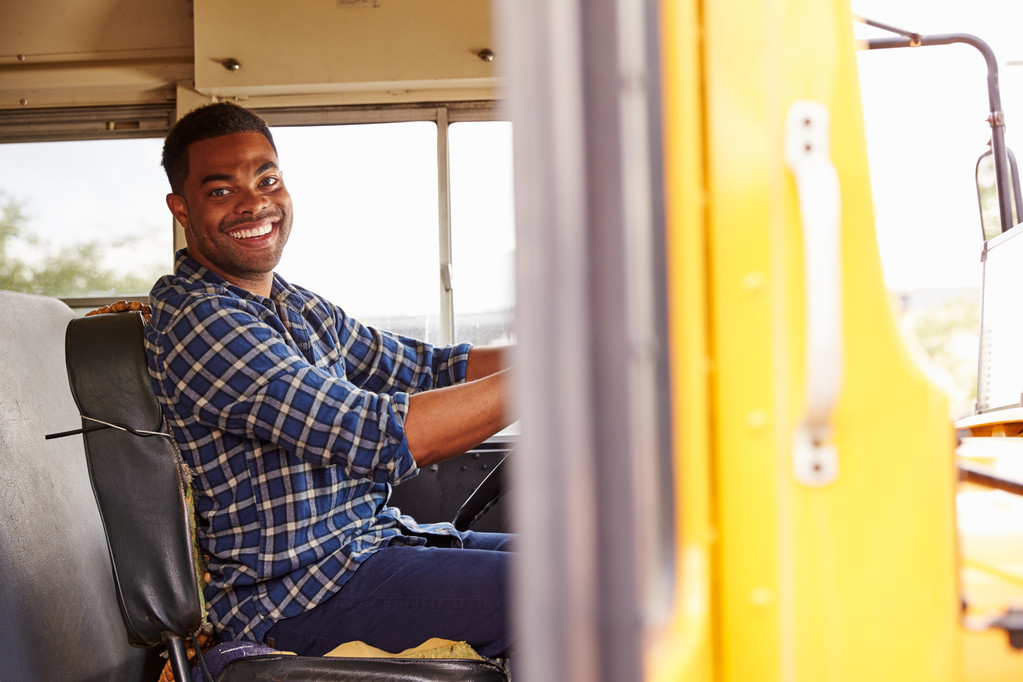 Sorrindo motorista de ônibus escolar sentado em ônibus
 - Foto, Imagem