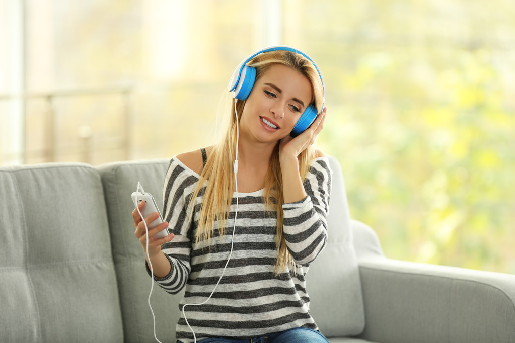Mujer joven escuchando música - Foto, imagen