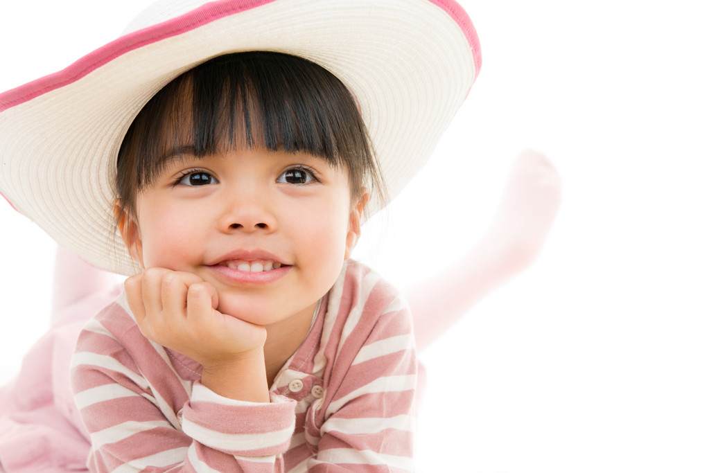 азіатська усміхнена маленька дівчинка з капелюхом ізольована на білому
 - Фото, зображення