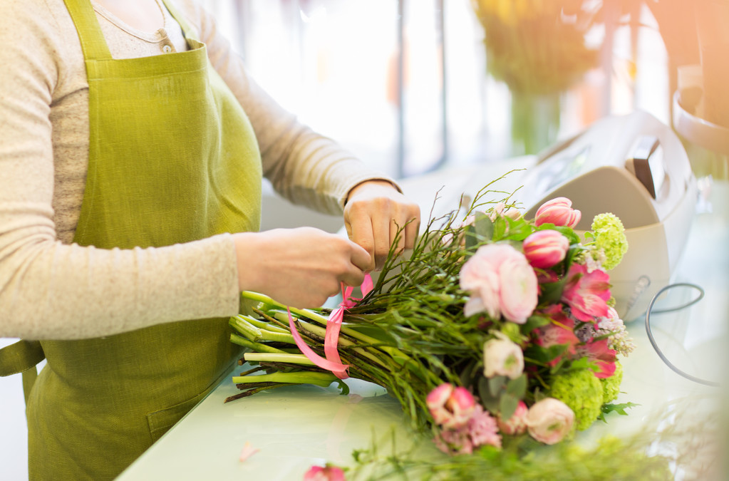 close up de mulher fazendo monte na loja de flores
 - Foto, Imagem