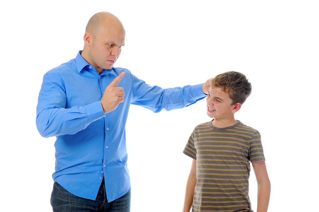αυστηρό πατέρα τιμωρεί τον γιο του - Φωτογραφία, εικόνα