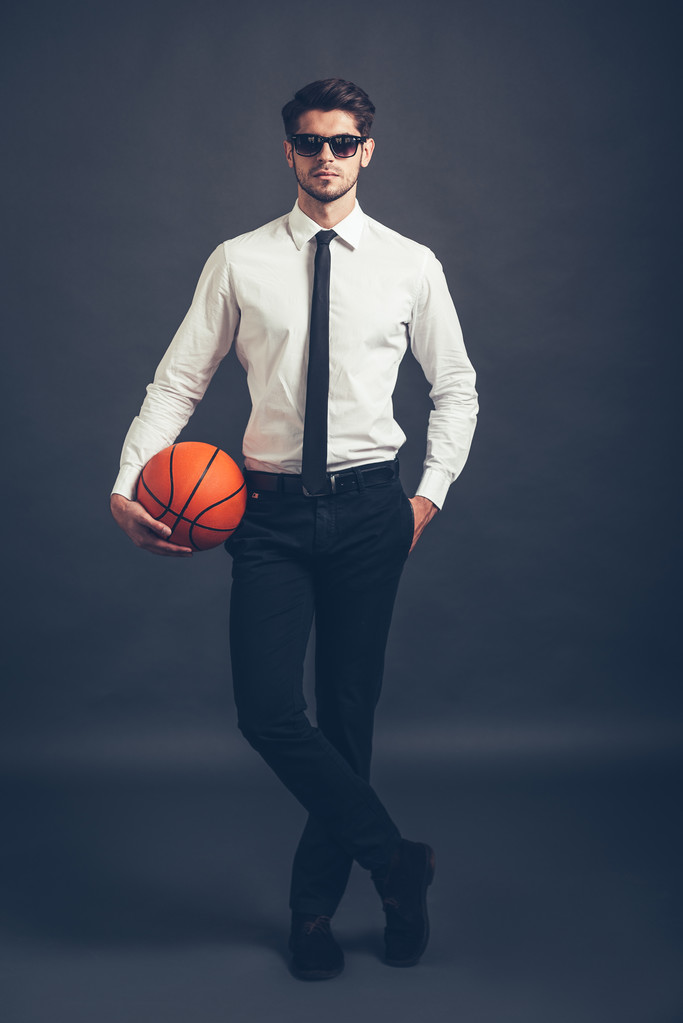 man in sunglasses holding basketball  - Fotoğraf, Görsel