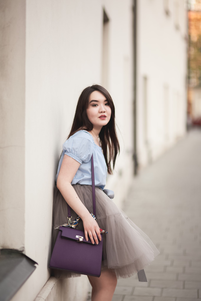 Giovane ragazza asiatica con abito moderno in posa in una vecchia Cracovia
 - Foto, immagini
