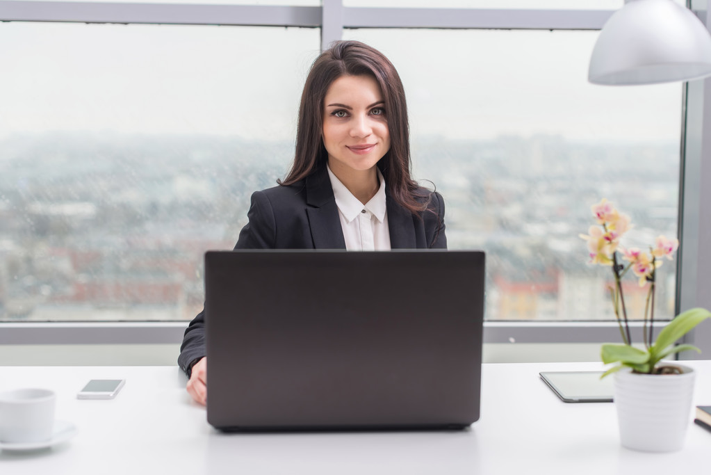 zakenvrouw met laptop in kantoor, werkplek - Foto, afbeelding