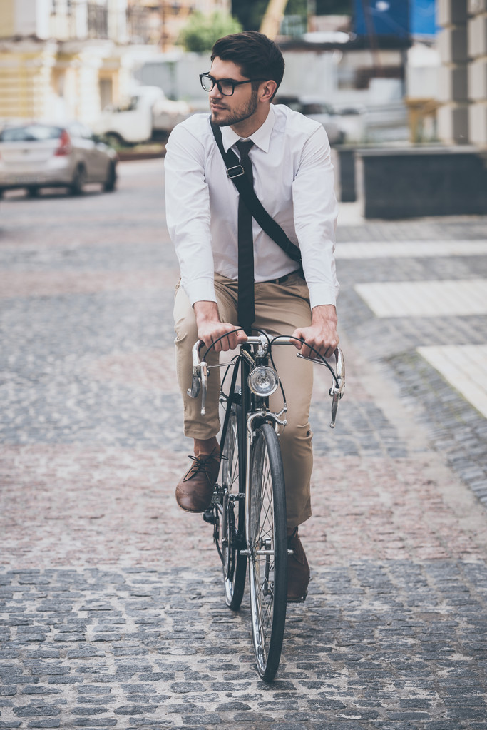  Homme chevauchant son vélo
 - Photo, image