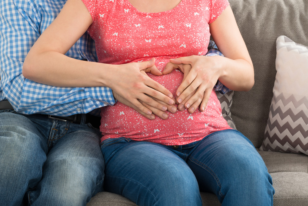 Couple enceinte faisant forme de coeur
  - Photo, image