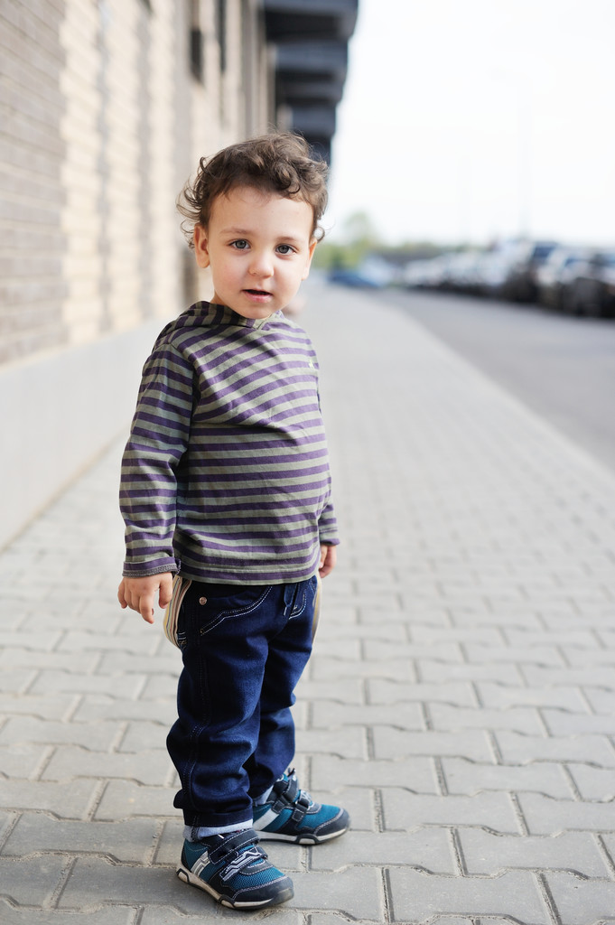 Дитячий хлопчик у місті
 - Фото, зображення