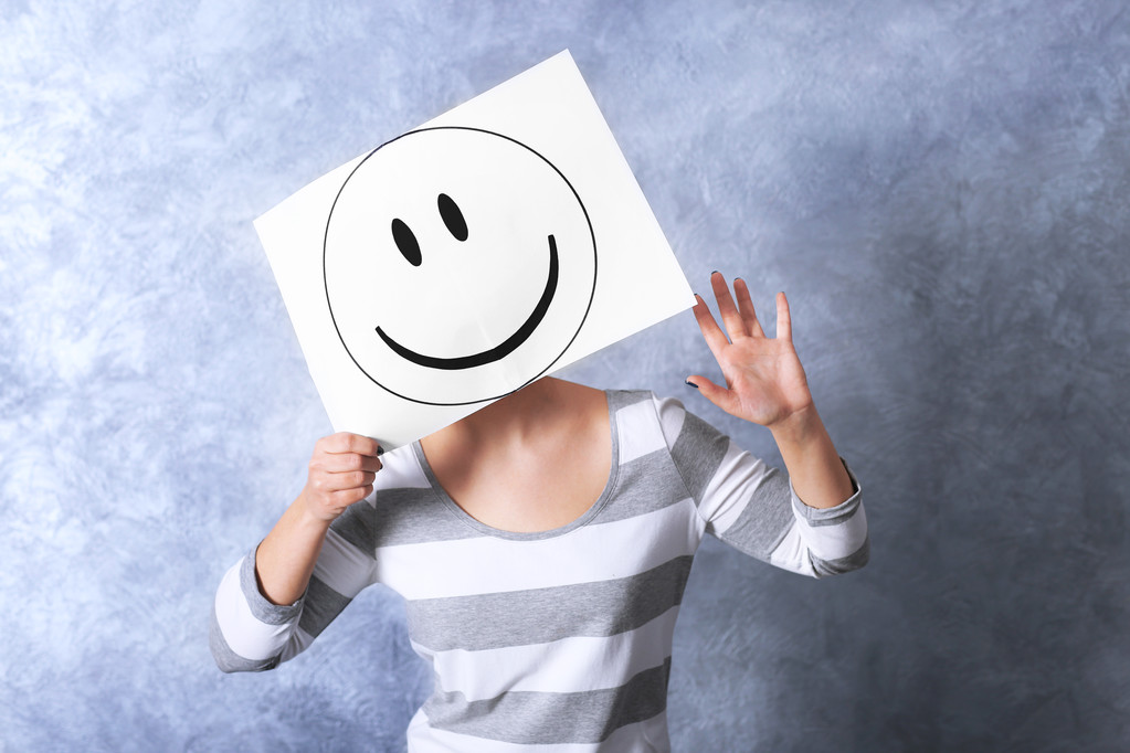 žena ukazující šťastný emotikonu - Fotografie, Obrázek