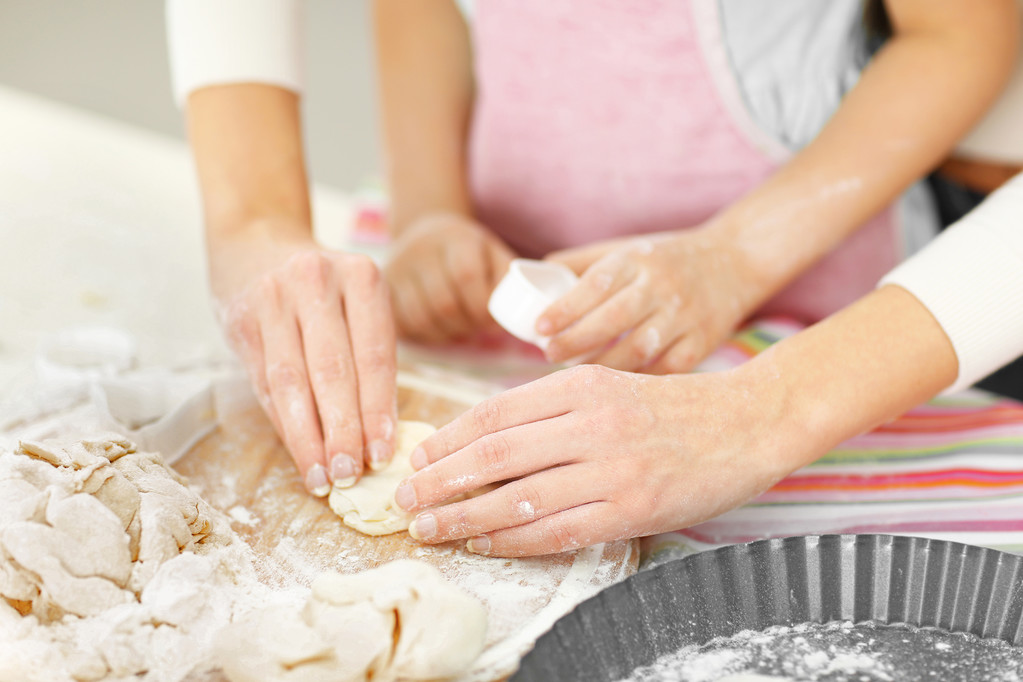 Мать и дочь режут печенье
  - Фото, изображение