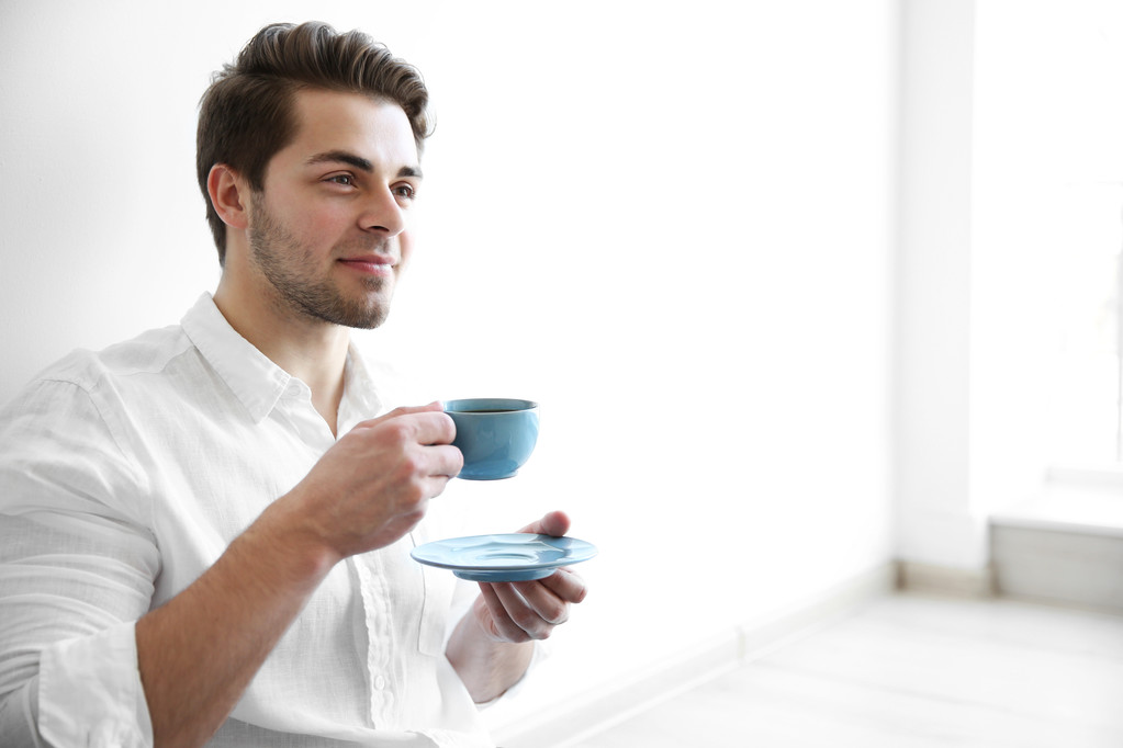 Hombre guapo bebiendo café - Foto, Imagen