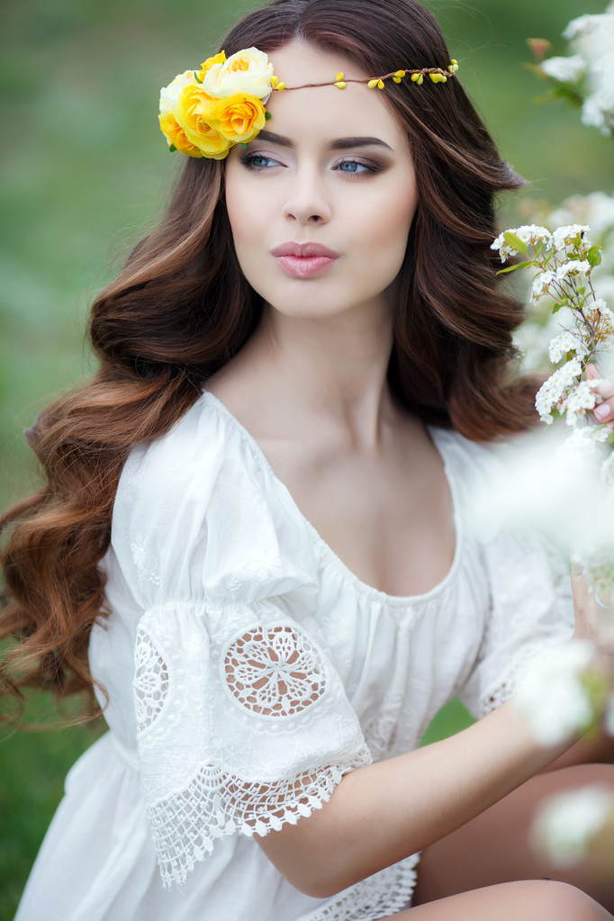 Retrato de primavera de una hermosa mujer en una corona de flores
 - Foto, Imagen