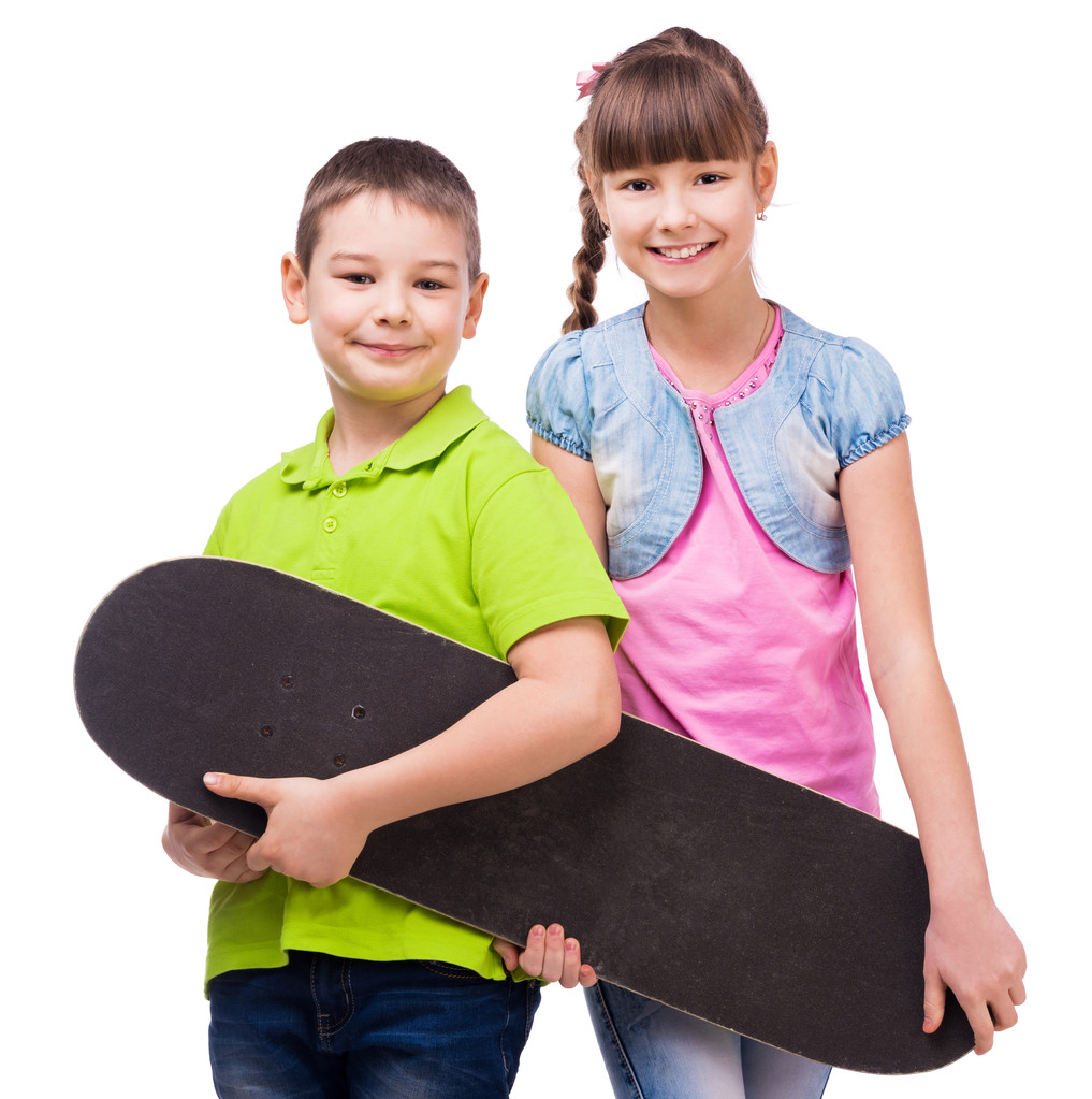 かわいい子供の手でスケート ボードを保持 - 写真・画像