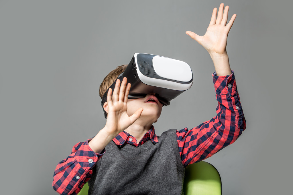 Niño en gafas de realidad virtual jugando el juego
 - Foto, imagen
