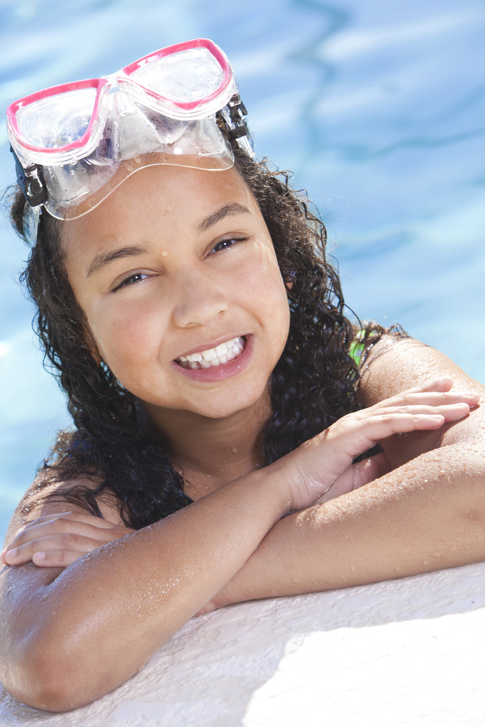 afroamericana interracial chica niño en piscina con ir
 - Foto, imagen
