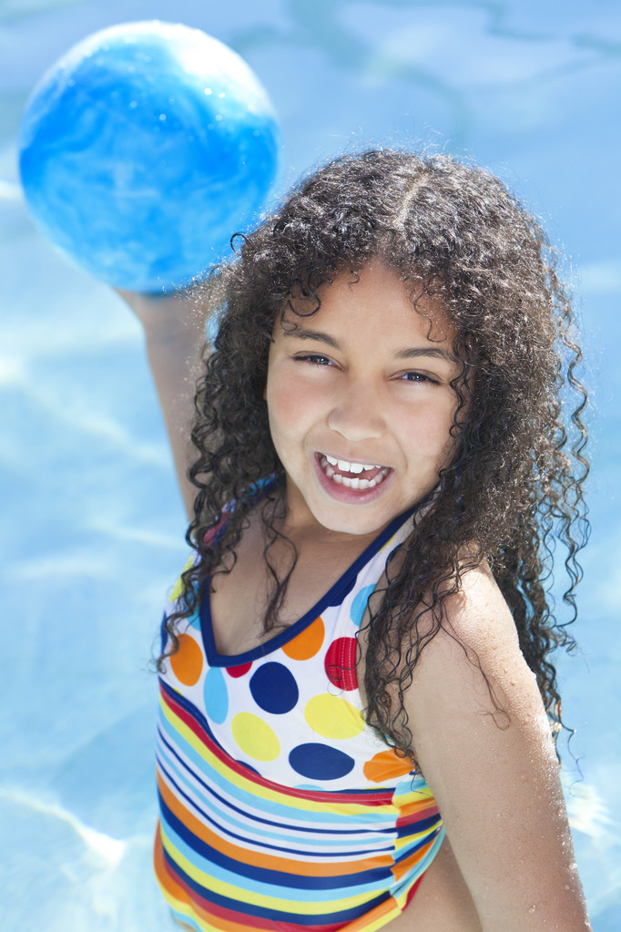 afroamericana interracial chica niño jugando en piscina
 - Foto, imagen