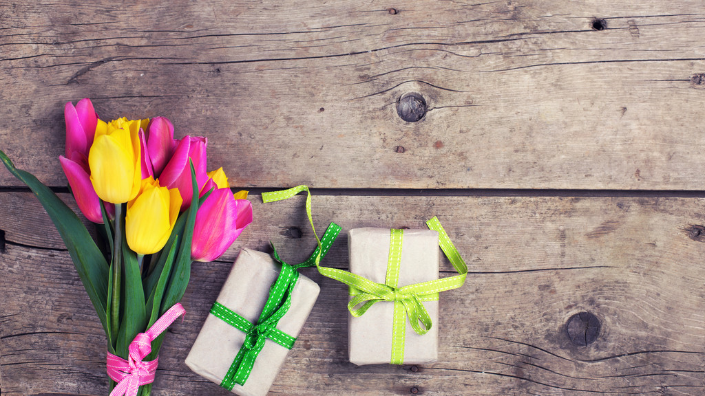 Тюльпаны цветы и коробки с подарками
 - Фото, изображение