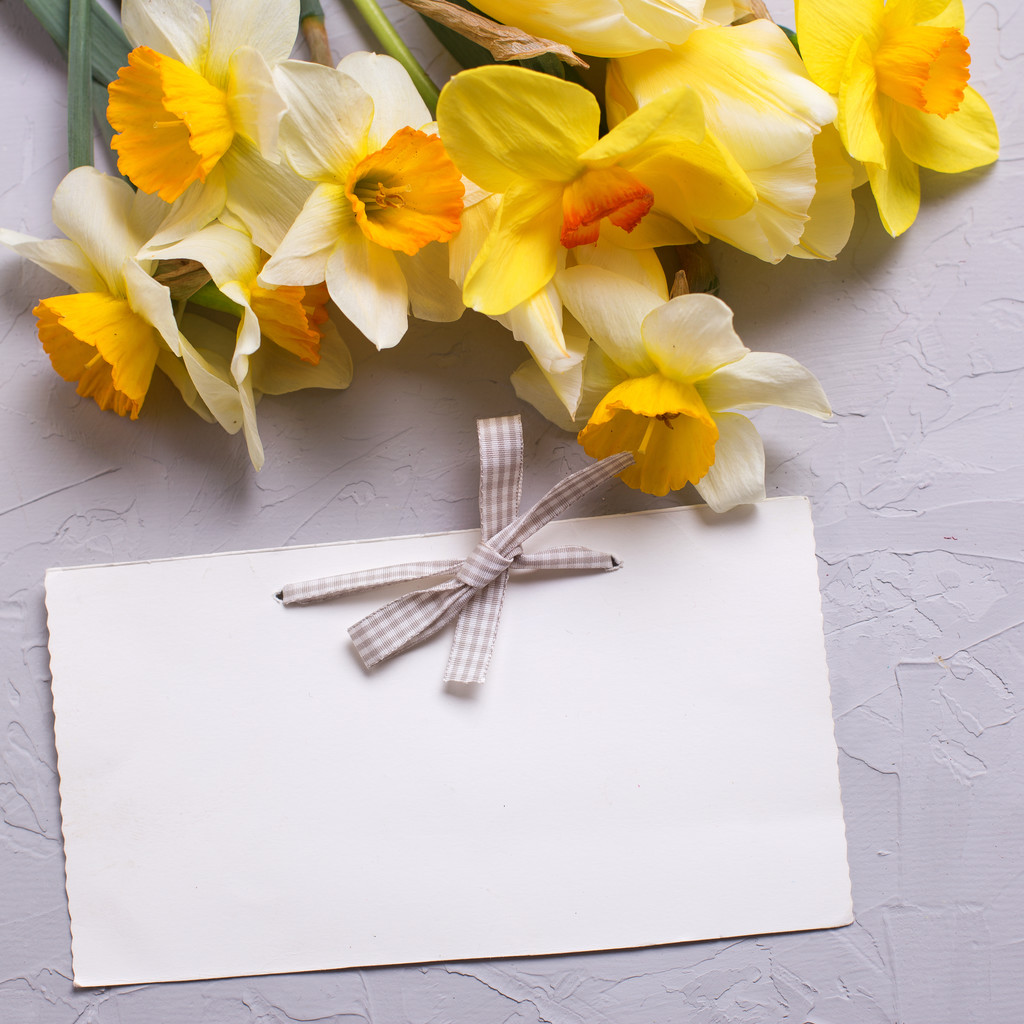 Verse bloemen en lege tag  - Foto, afbeelding