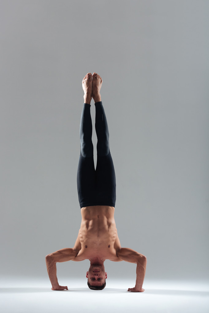 Чоловік робить йогу підголовник
 - Фото, зображення
