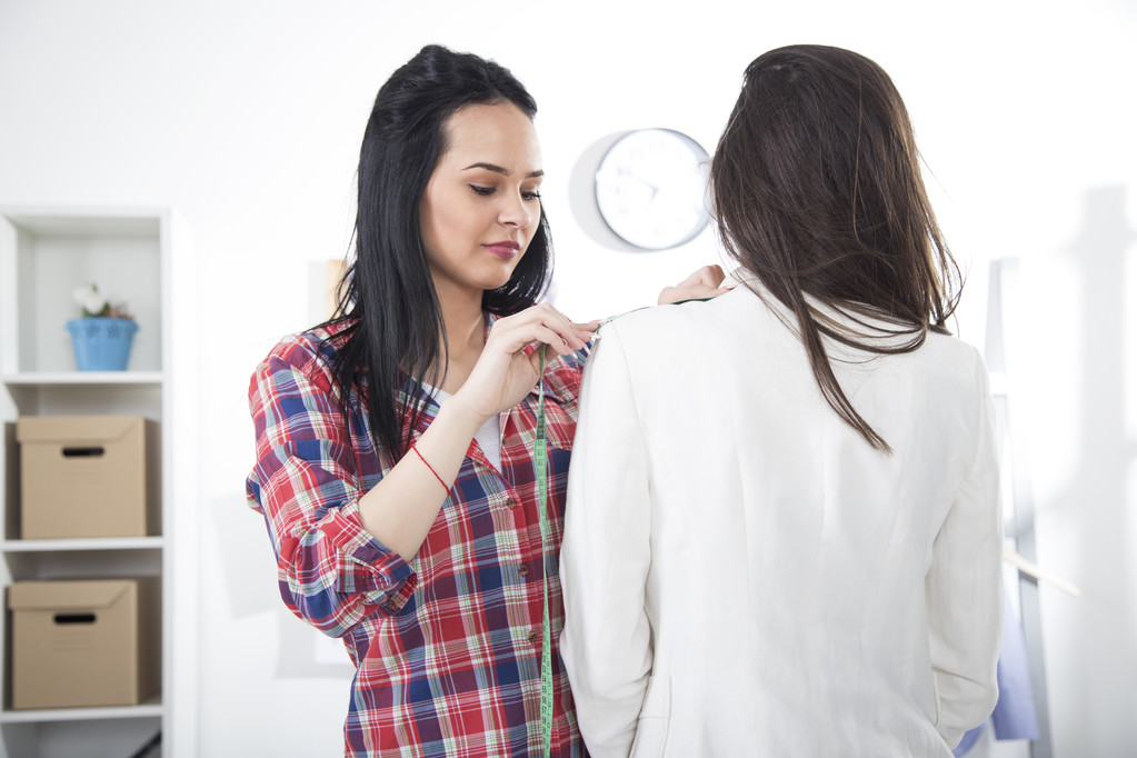 Dressmaker está midiendo cliente femenino
 - Foto, imagen