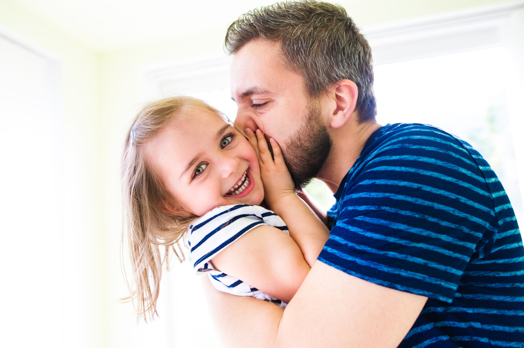 hipster pai beijando sua filha
 - Foto, Imagem