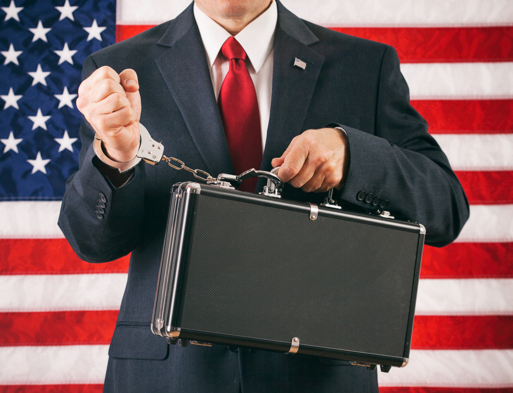 Πολιτικός: Άνθρωπος χειροπέδες σε έναν χαρτοφύλακα της επάνω μυστική Πληροφ - Φωτογραφία, εικόνα