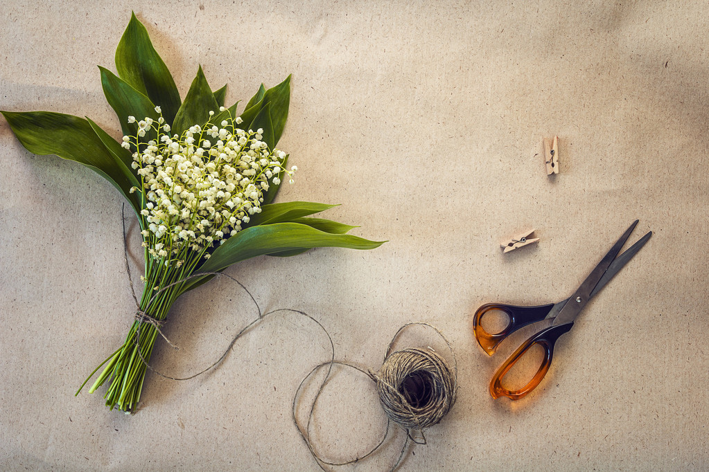 Buket lily vadi, makas ve kahverengi pap üzerinde iplik - Fotoğraf, Görsel