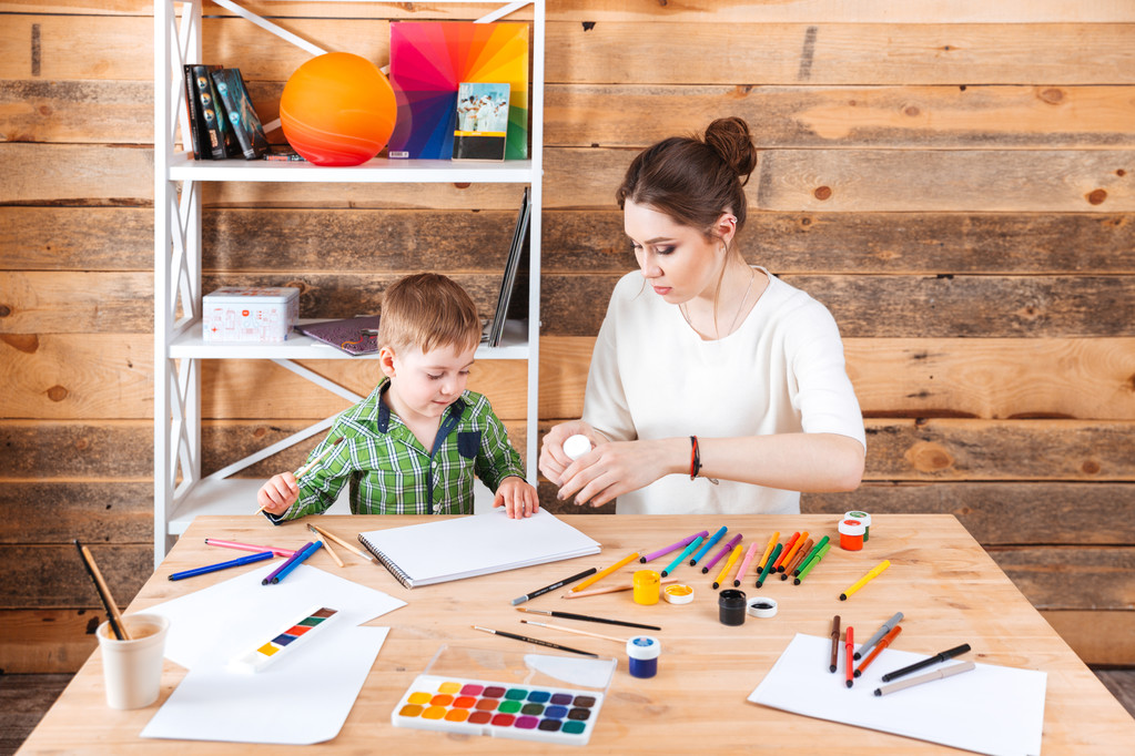 Geballte Mutter und kleiner Sohn zeichnen in der Kunstschule - Foto, Bild