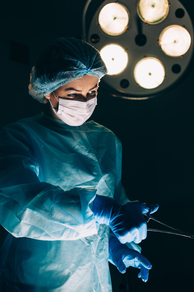 Sebészek dolgozó beteg sebészeti műtő figyelemmel kísérése. Mellnagyobbítás - Fotó, kép