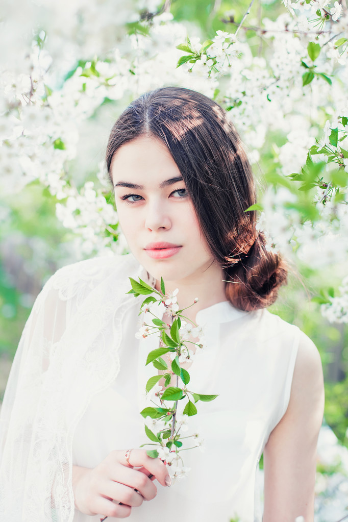 La ragazza in giardino fiorito ciliegio
 - Foto, immagini