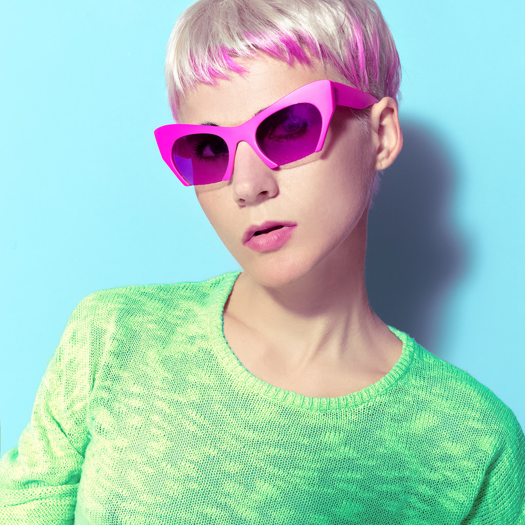 Blondýnka s módní účes a růžové brýle. - Fotografie, Obrázek