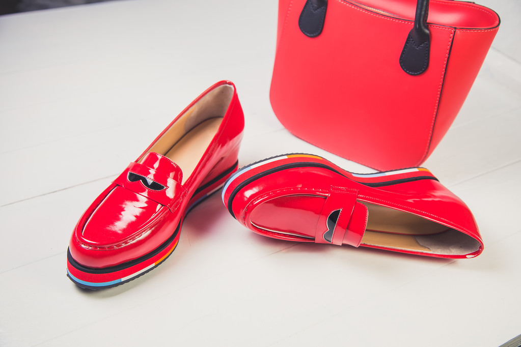 червоне взуття, стильне патентне шкіряне взуття
 - Фото, зображення
