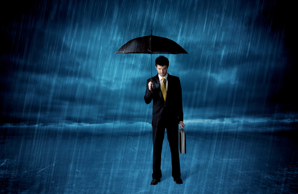 Zakenman in de regen met een paraplu - Foto, afbeelding