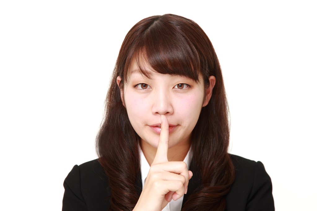 jeune femme d'affaires japonaise qui fait des gestes de silence
 - Photo, image