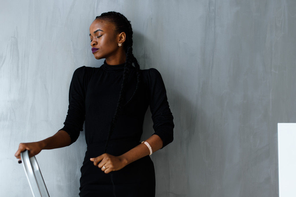 Krásná Africká nebo černá Američanka stojící na tmavě šedém studiovém pozadí - Fotografie, Obrázek