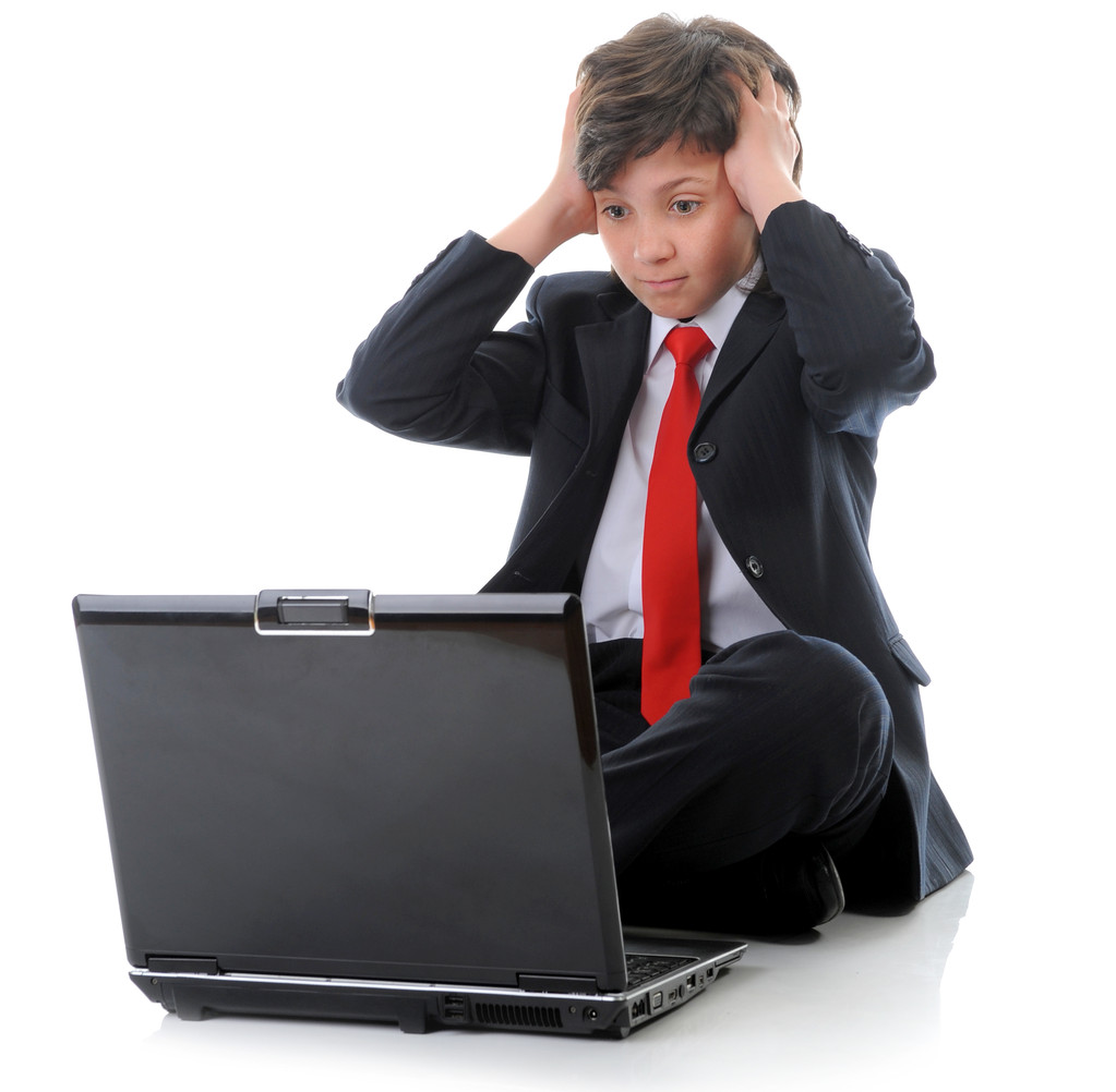 αγόρι στο επαγγελματικό κοστούμι, κάθεται μπροστά από τον υπολογιστή - Φωτογραφία, εικόνα