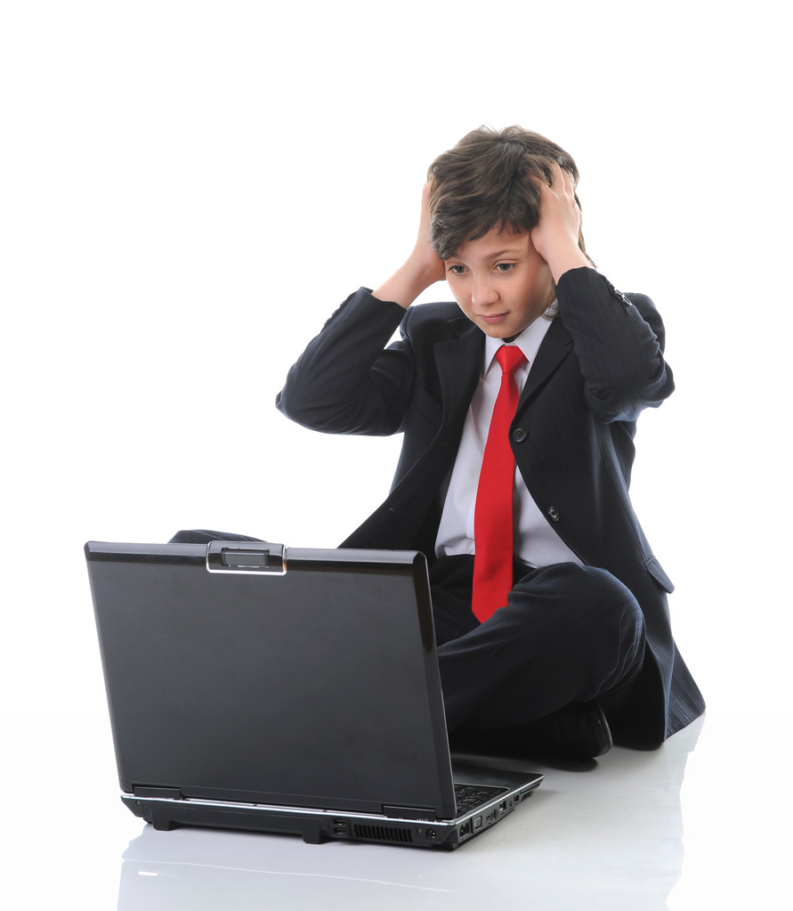 Парень в деловом костюме сидит перед компьютером
 - Фото, изображение