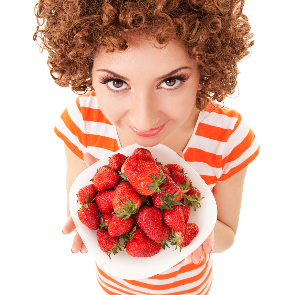 Διασκεδαστική γυναίκα με φράουλα στο λευκό φόντο - Φωτογραφία, εικόνα