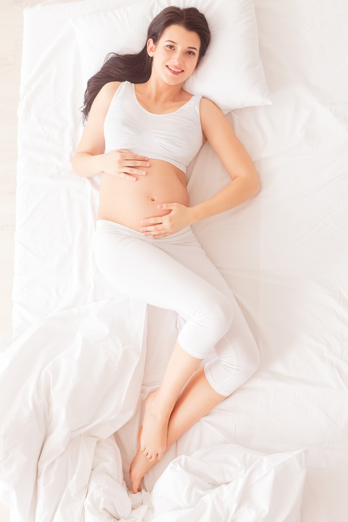 Беременная женщина отдыхает дома.
 - Фото, изображение