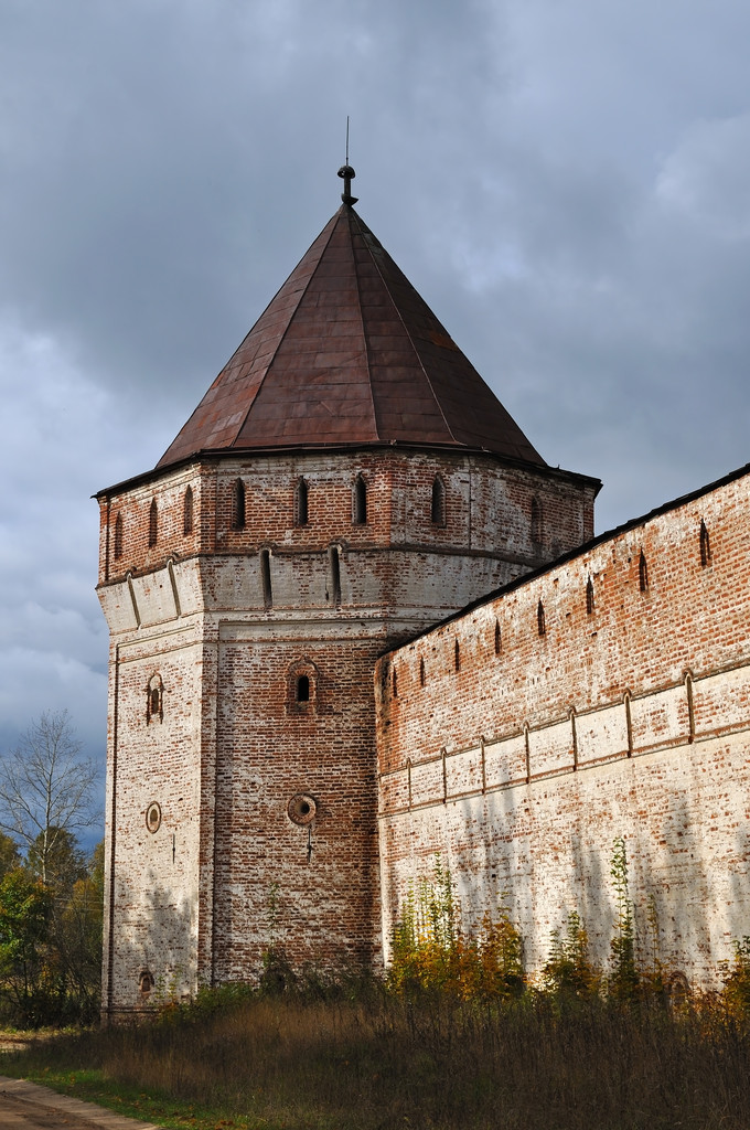 Torre de canto do antigo mosteiro russo
 - Foto, Imagem