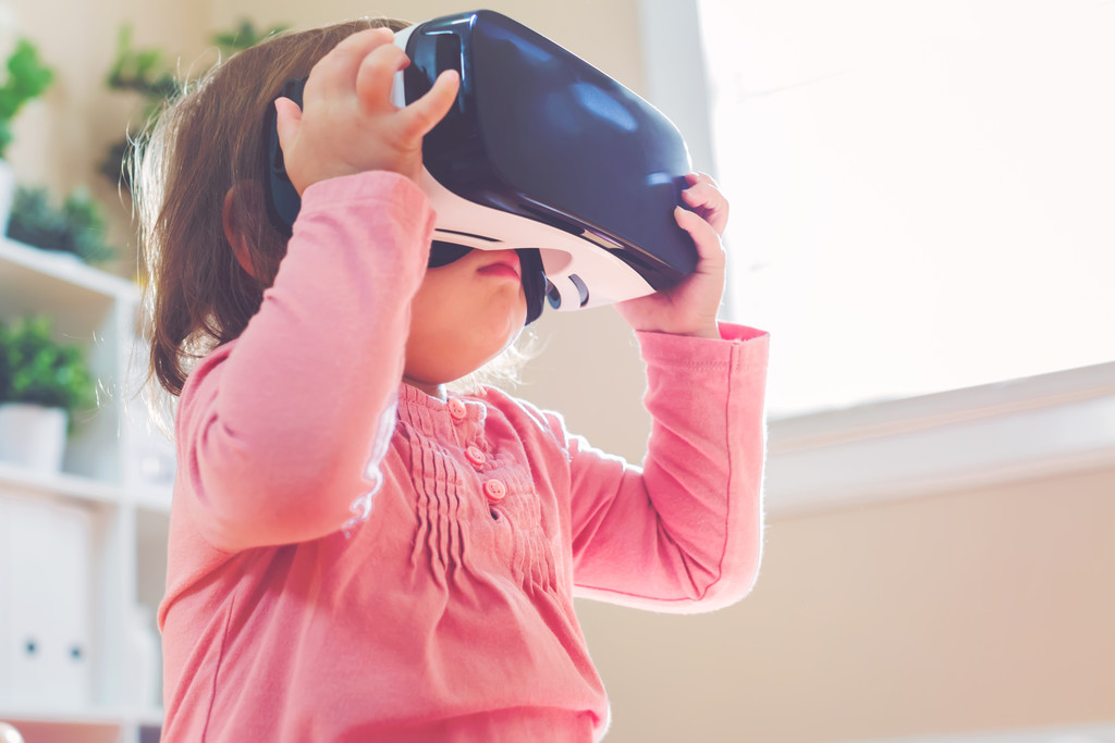 κορίτσι μέσω σετ κεφαλής εικονικής πραγματικότητας - Φωτογραφία, εικόνα