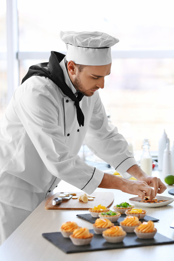 Chef trabajando en la cocina
 - Foto, Imagen