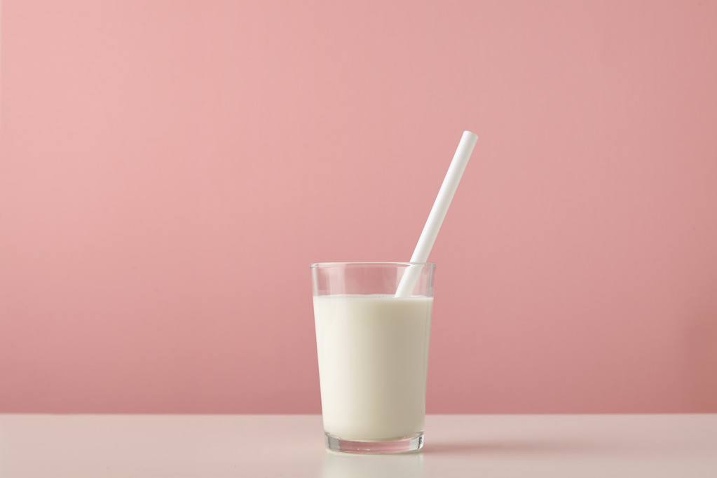 склянка зі свіжим органічним молоком
 - Фото, зображення