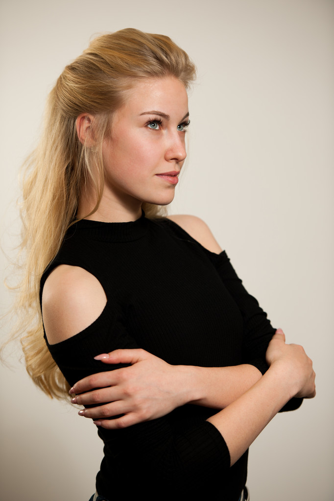 Piękna młoda kobieta z wspaniałą fryzurą pozowanie na biało - Zdjęcie, obraz