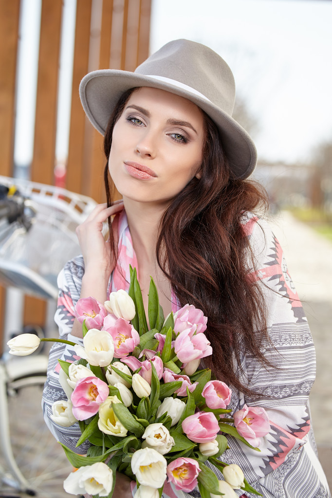 Женщина с тюльпанами в городе
 - Фото, изображение