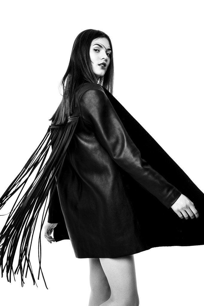 Mulher de jaqueta de couro preto
 - Foto, Imagem