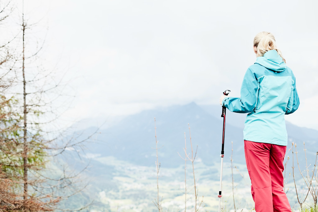 caminhante feminino nas montanhas
 - Foto, Imagem