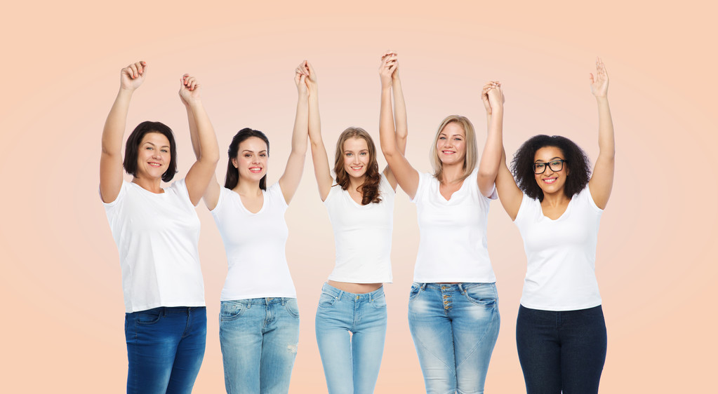 Beyaz tişörtlü, mutlu bir grup farklı kadın. - Fotoğraf, Görsel